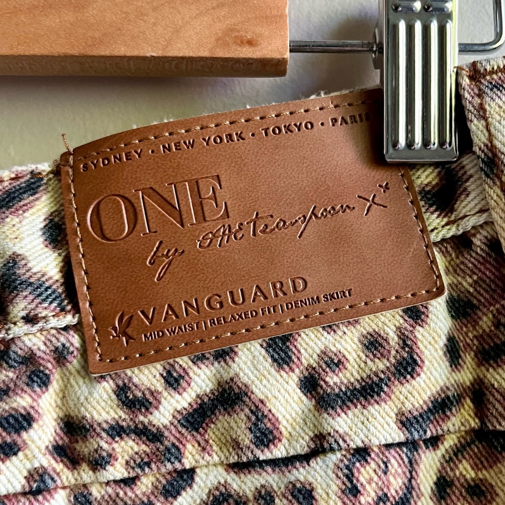 One Teaspoon x Vanguard | Leopard Print Distressed Raw Hem Jean Skirt 27 - Picture 6 of 8